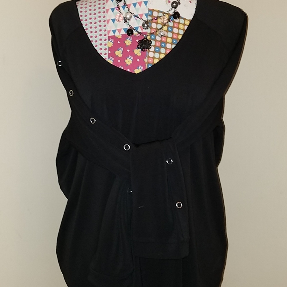 EXC CND Dressy shirt has silver buttons & vneck